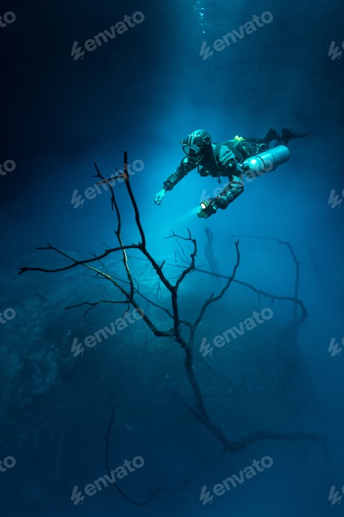 Preview: Scuba diver wearing a wetsuit and oxygen tank swimming underwater