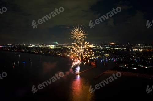 Visualização: Vista aérea de fogos de artifício brilhantes explodindo com luzes coloridas