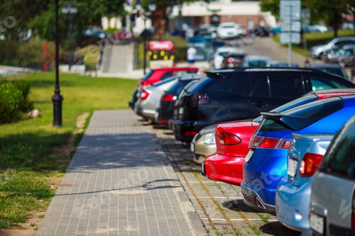Preview: Parked cars in the city