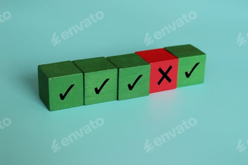 Preview: Wooden cubes with right and wrong icon.