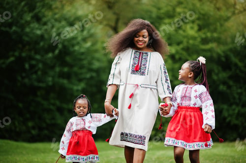 Preview: African family in traditional clothes