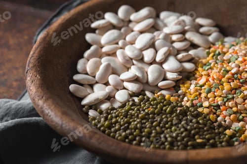 Preview: Placer green and white beans in a wooden bowl closeup