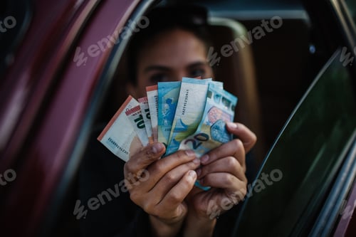 Preview: Girl holding money