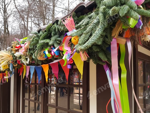 Preview: The roofs of the houses in the winter park are decorated to celebrate the New Year and Christmas.