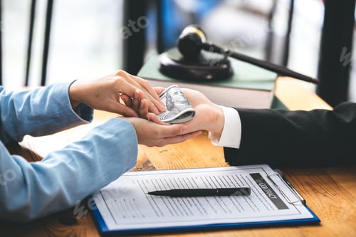 Preview: central judge Take bribes from customers at the courtroom tables.