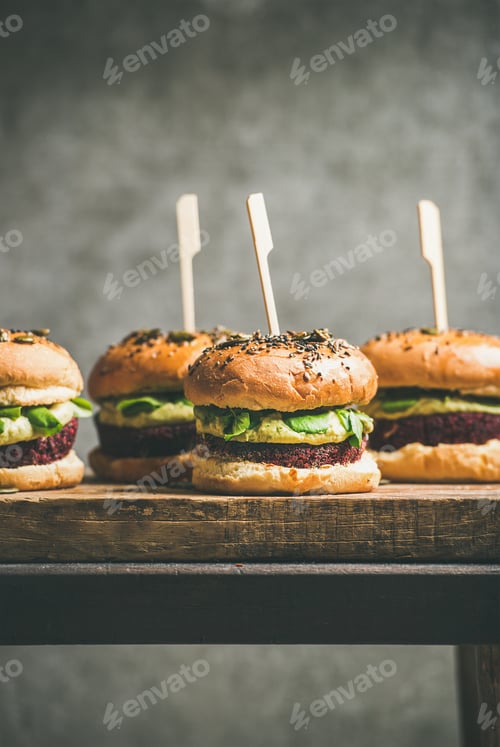 Preview: Vegan burgers with beetroot patties and green sprouts