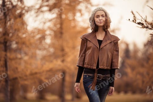 Preview: girl in autumn park