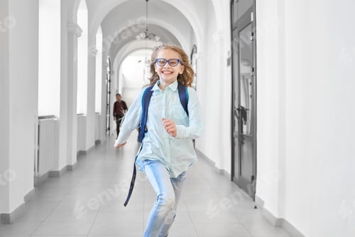 Visualização: Menina loira feliz da escola rindo e correndo