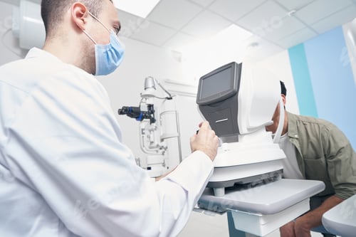 Preview: Professional doctor working at the refraction machine