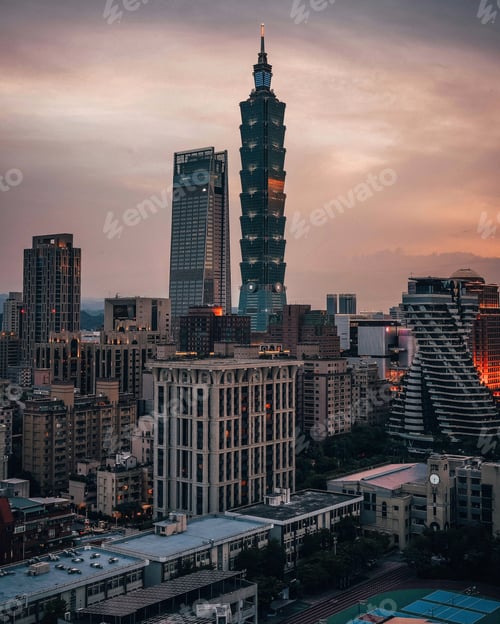 Preview: Vertical shot of Xiangshan Trail in Taipei, Taiwan during sunset