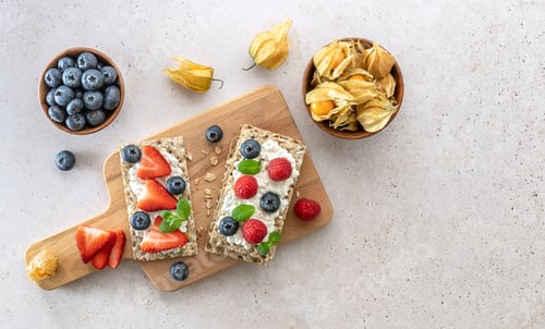 Preview: Rye oats crispbread with cottage cheese and berries