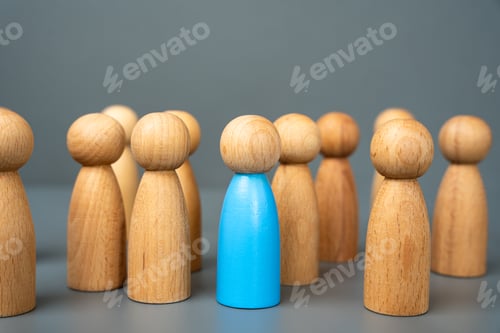 Preview: A blue man stands among the crowd