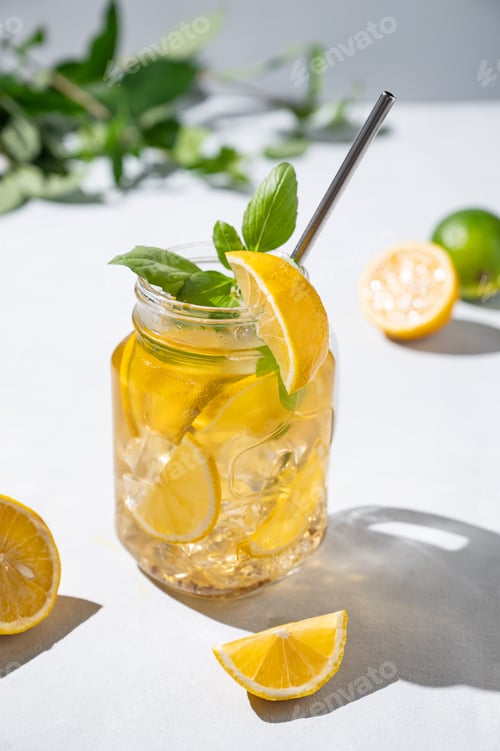 Vorschau: Limonadengetränk oder kalter Tee mit frischer Zitrone, Minze in einem Glas. Erfrischender Citrus-Mojito-Cocktail