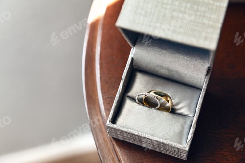Preview: Wedding rings in the box