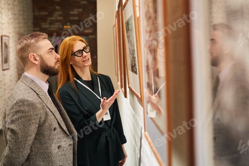 Preview: Art manager with customer