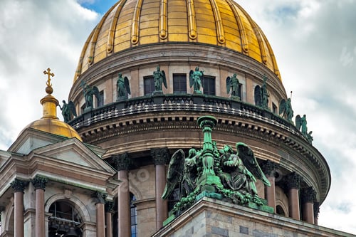 Preview: Gold dome of St. Isaac's Cathedral in Saint-Petersburg,