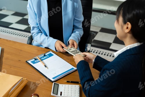 Preview: Lawyer accepts money, bribes businessman for partner in corruption in workplace.