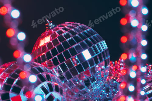 Preview: Mirror balls Illuminating in the dark close up