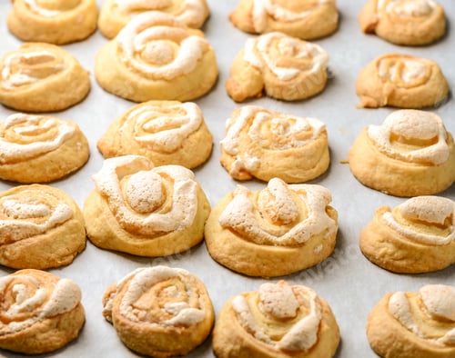 Preview: homemade crusty buns with sugar powder