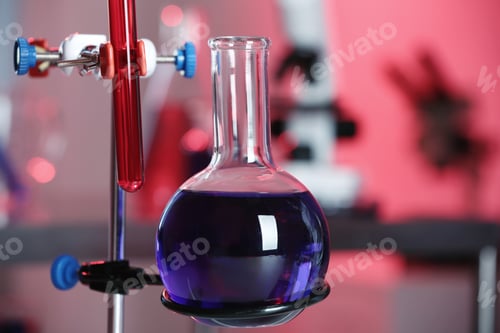 Preview: Stand with glass flask in chemistry laboratory, closeup