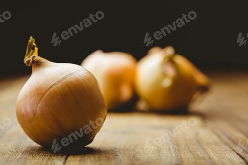 Preview: Fresh onions on wooden background