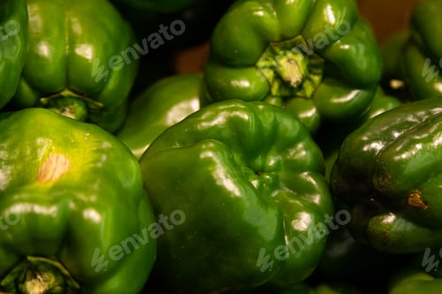 Preview: Close-up of fresh sweet pepper of green color in carton box on supermarket counter