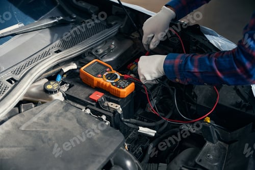 Preview: Professional employer checking transport in tire fitting