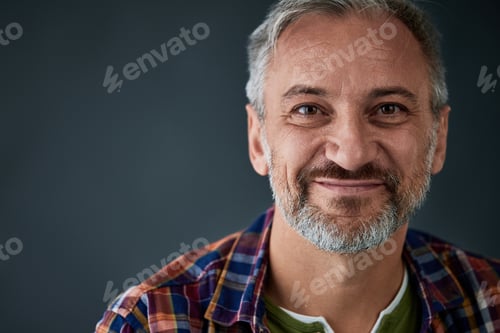 Vorschau: Nahaufnahme eines glücklichen älteren Mannes, isoliert im grauen Hintergrund.