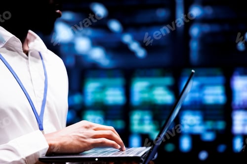 Vista previa: Employee servicing supercomputers