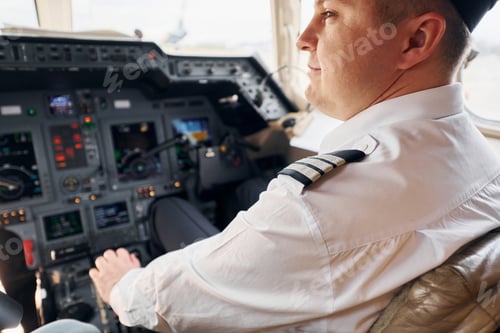 Visualização: Atmosfera calma. Piloto em traje formal se senta na cabine e controla
o avião
