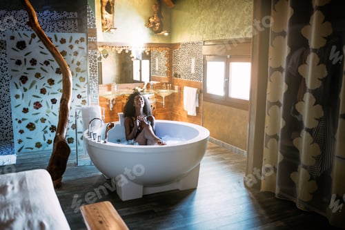 Visualização: Jovem mulher relaxando na banheira de hidromassagem