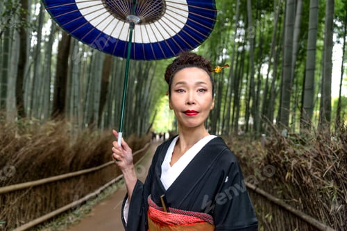 Preview: Japanese woman with kimono in Arashiyama bamboo forest