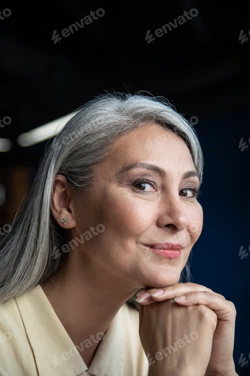 Preview: cinematic image of a senior business woman