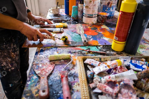 Preview: Artist in his studio