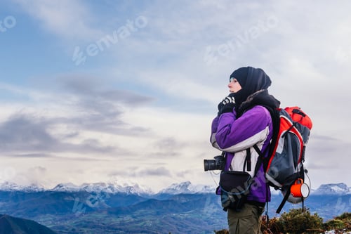 Preview: Warmly bundled nature photographer with backpack