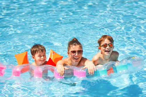 Preview: Picture of mother with son in the pool
