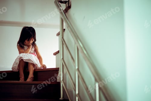 Vista previa: Niño triste de este padre y su madre discutiendo, concepto familiar negativo. Color vintage