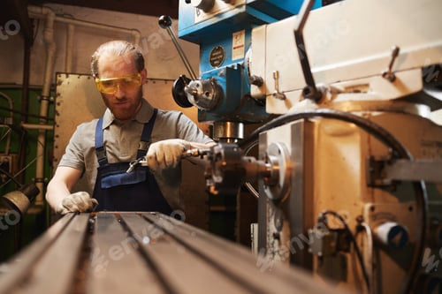 Preview: Worker working in warehouse