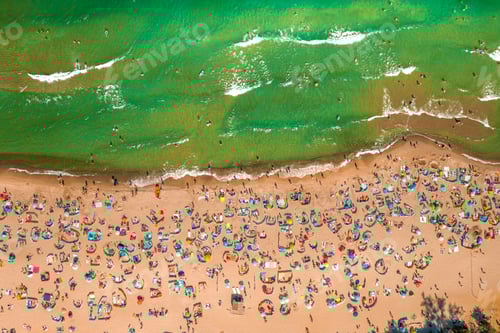 Preview: Crowded beach during pandemic. The epidemic wave is coming.