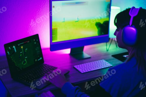 Preview: Gamer girl playing at strategy game while streaming online - Focus on left hand