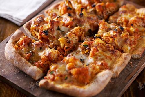 Preview: vegetarian cauliflower pizza with melted mozzarella cheese and oregano
