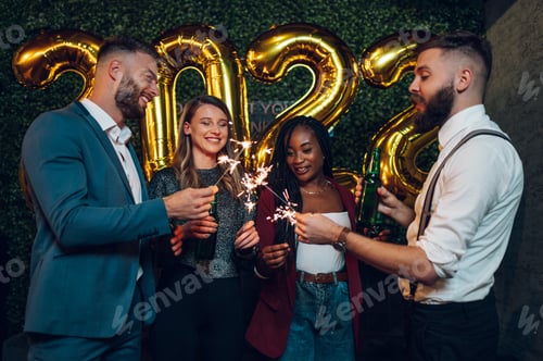 Visualização: Feliz grupo de amigos celebra a véspera de Ano Novo em um clube