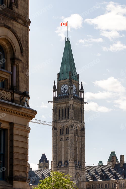 Vista previa: Edificio del Parlamento con bandera canadiense en la ciudad de Ottawa, Canadá