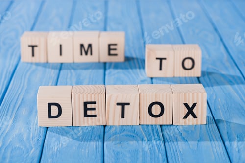 Visualização: vista de perto de blocos de madeira dispostos na hora de desintoxicar frase na superfície de madeira azul