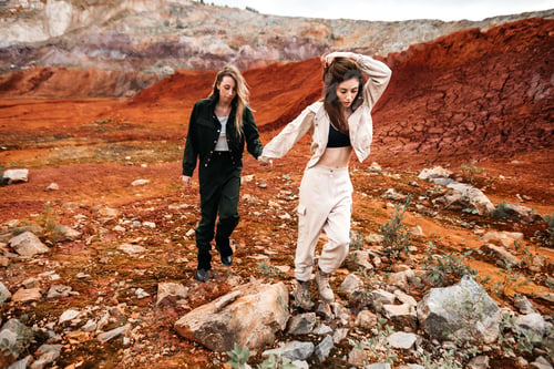 Preview: Two girls, in a post-apocalyptic place passer-by on Mars