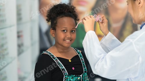 Visualização: Garota sorridente testando óculos novos com optometrista em loja óptica. Conceito de visão e visão.