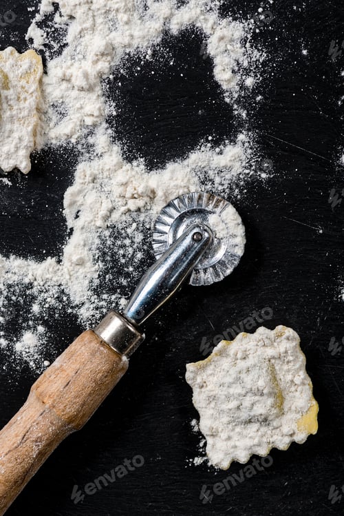 Preview: making ravioli, cutting the dough, stuffing the italian pasta