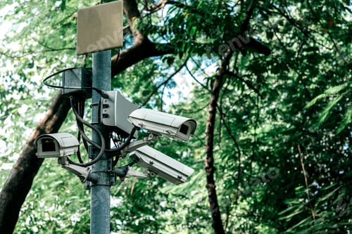 Vista previa: Todo está bajo control. Cámaras de observación en una columna del parque de la ciudad.