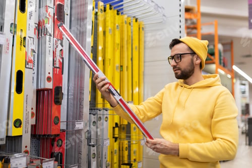 Preview: the buyer chooses the building level in the building equipment store