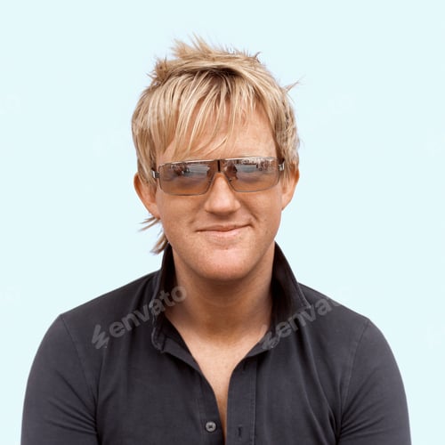 Preview: Young man wearing sunglasses